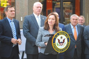 U.S. treasurer touts small biz Qns. loans 1