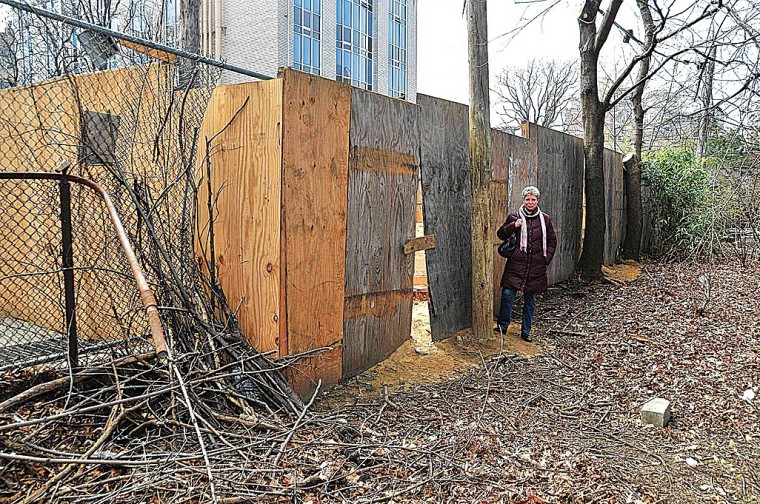 Quakers contest Flushing site work 1