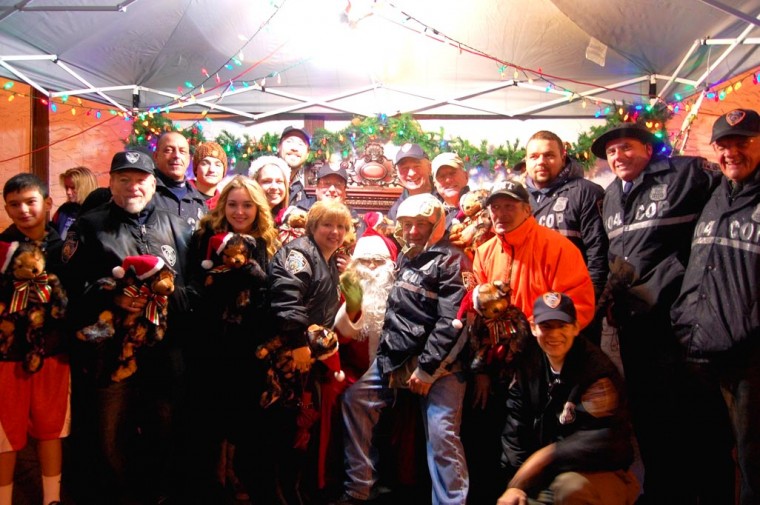 Glendale children visit with Santa at tree lighting  2