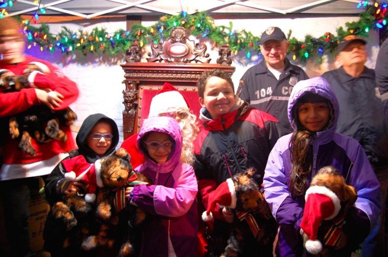 Glendale children visit with Santa at tree lighting  3