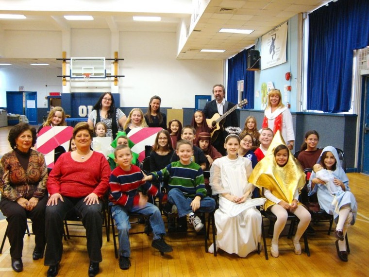 S.T.A.R.S. actors wow crowd with Christmas show