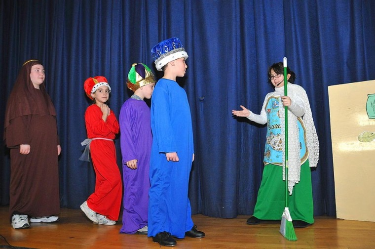 S.T.A.R.S. actors wow crowd with Christmas show