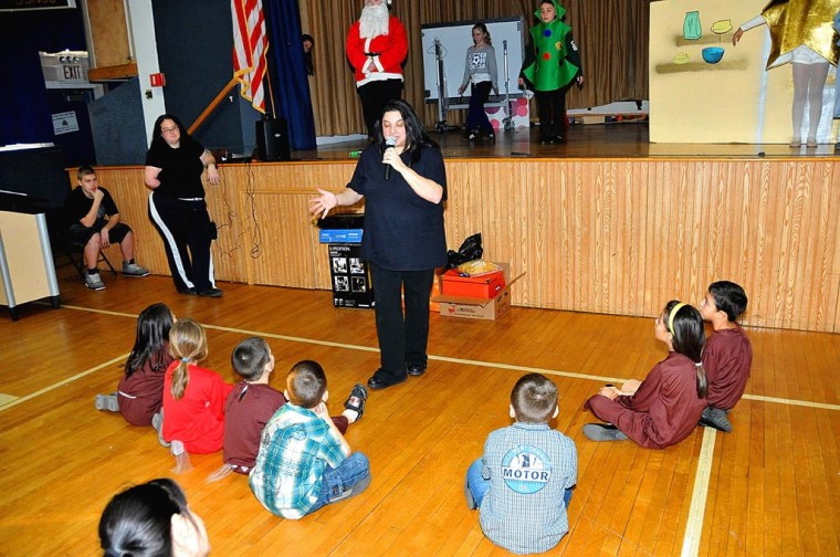 S.T.A.R.S. actors wow crowd with Christmas show