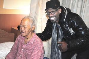 Comedian Charlie Murphy visits vets