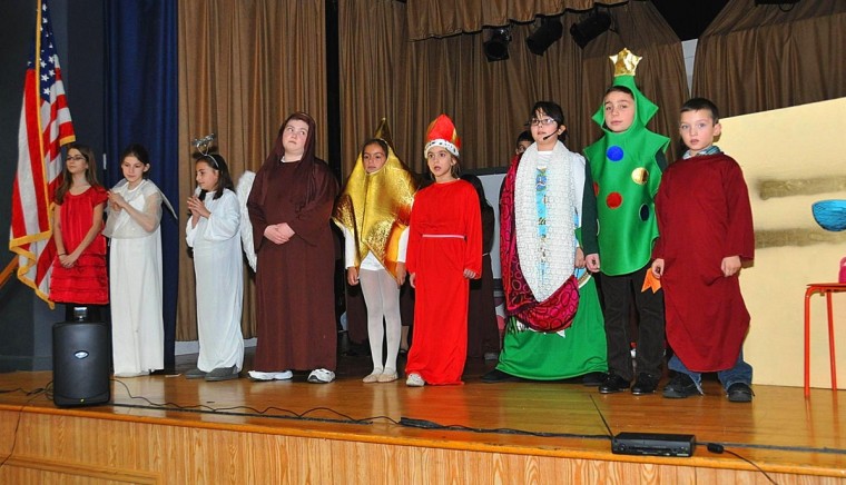 S.T.A.R.S. actors wow crowd with Christmas show
