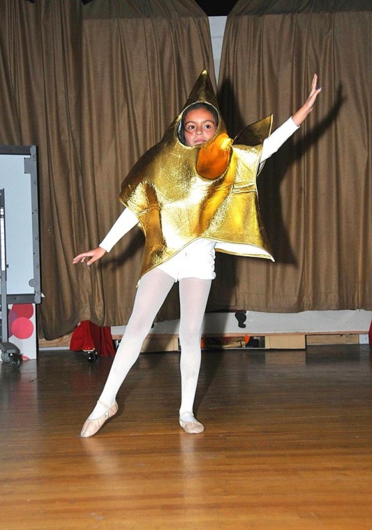 S.T.A.R.S. actors wow crowd with Christmas show