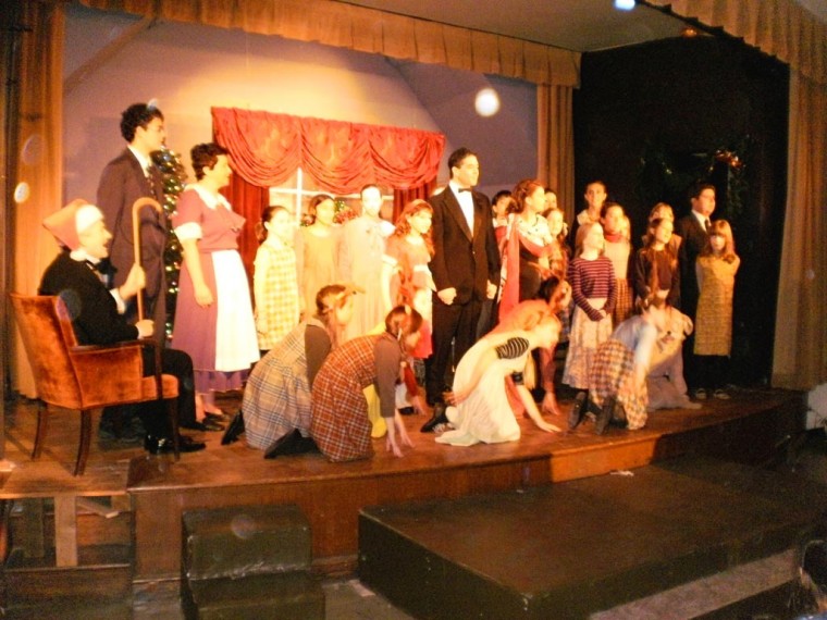Production of ‘Annie’ pleases crowd 1