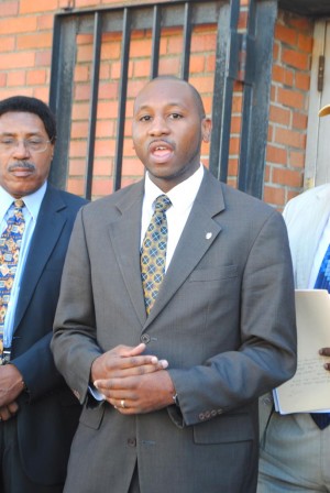 Richards will run to replace Sanders 1