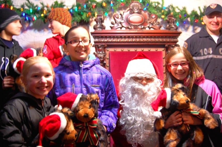 Glendale children visit with Santa at tree lighting  1
