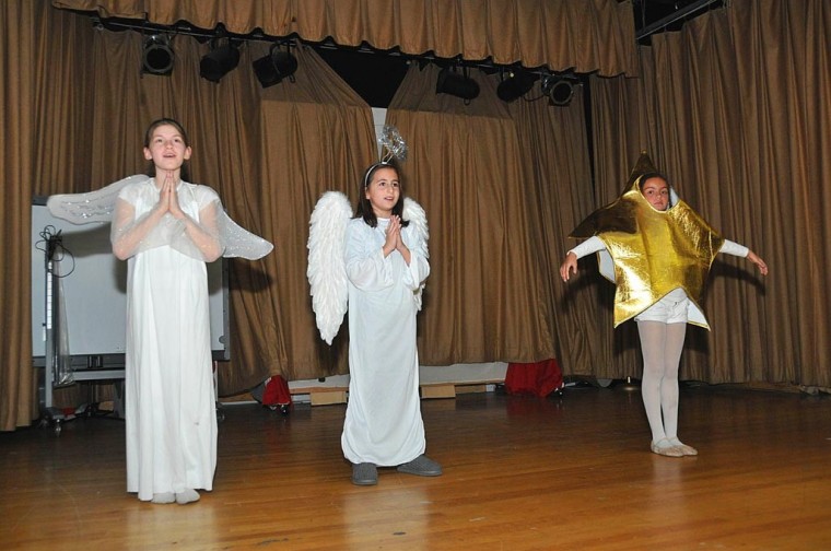 S.T.A.R.S. actors wow crowd with Christmas show