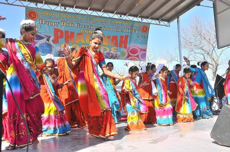 Holy holi! Parade draws thousands