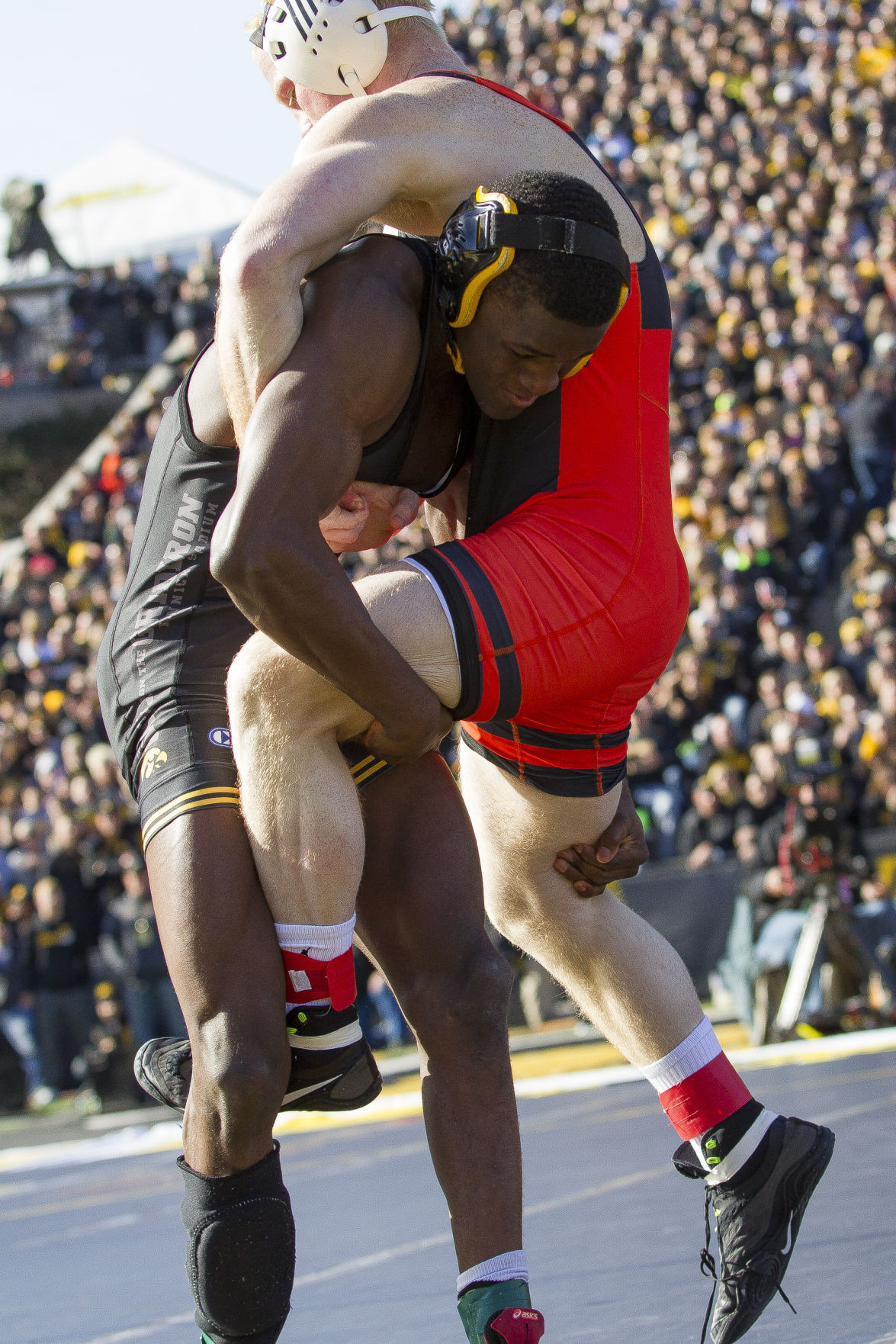 Record crowd savors a perfect start for Hawkeye wrestlers Iowa