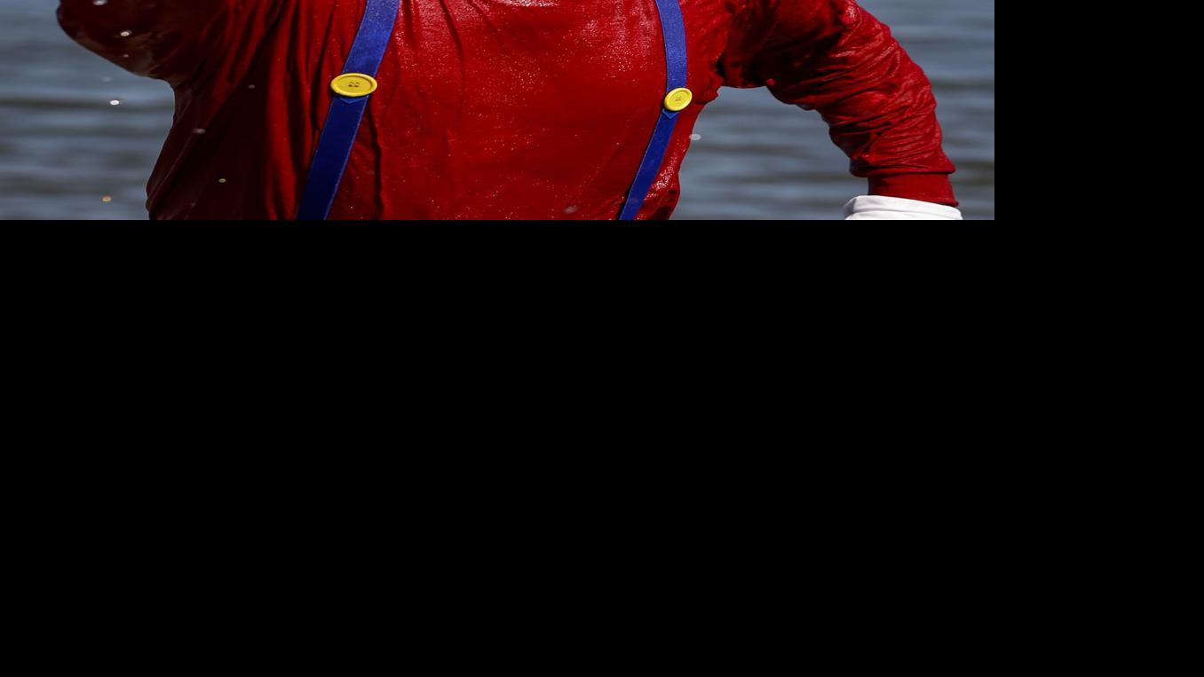 Plungers brrrrr-ave a cold lake to help Special Olympics - Quad City Times