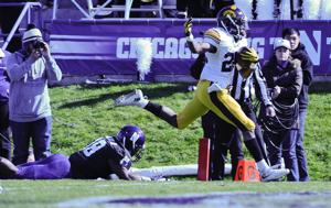 Wadley rises to occasion, unbeaten Hawkeyes rout Wildcats