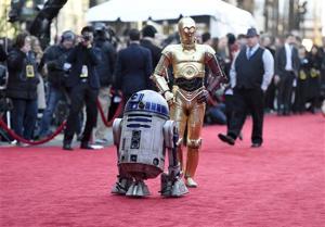 'Star Wars' premiere crowd cheers for familiar, new faces
