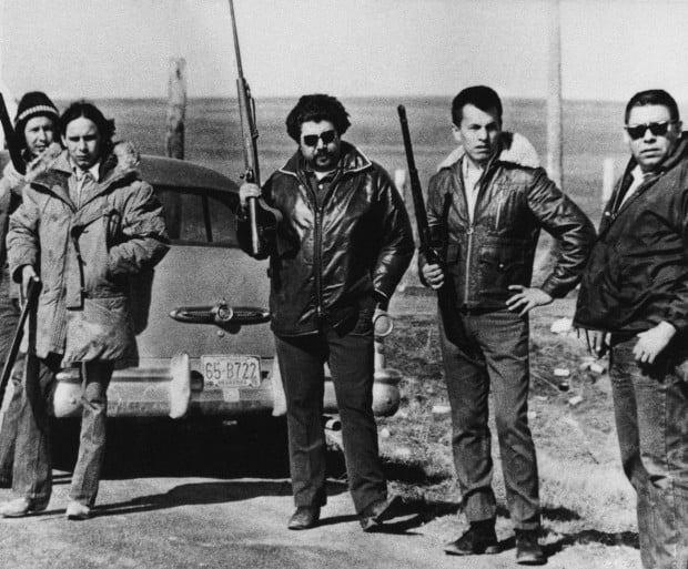 En 1973, 200 amérindiens et amérindiennes armés occupèrent le site de Wonded Knee.