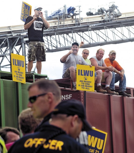 ILWU Local 21 members protest scab labor at EGT Development