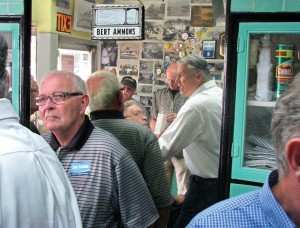 Inlsee stops in Kelso during southwest swing