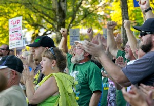 500 people support ILWU's fight for good jobs at EGT at rally in September 2011.