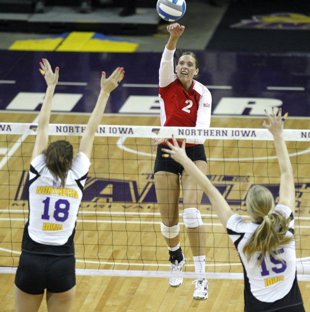 College volleyball UNI advances to MVC championship Volleyball