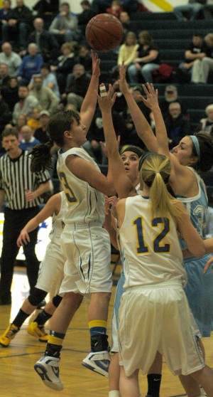 Golden Eagles rally to slip past Wisconsin Dells, 35-34