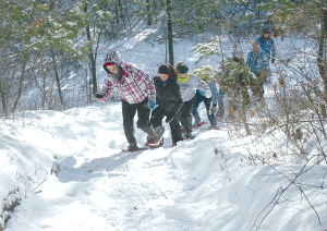 Students do snowshoe trek