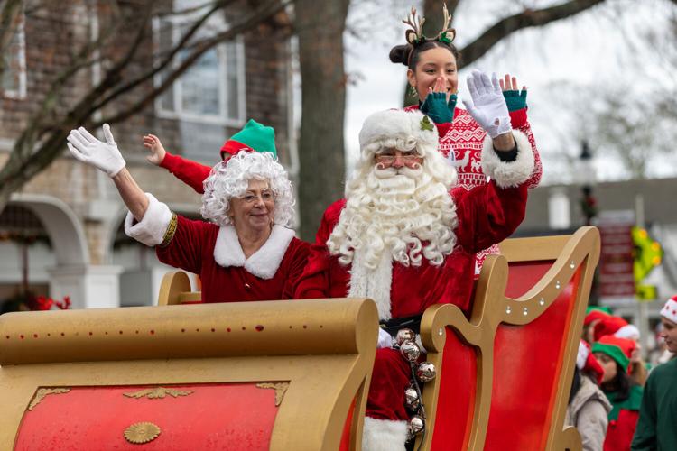 Santa Arrives in East Hampton Community News 27east com