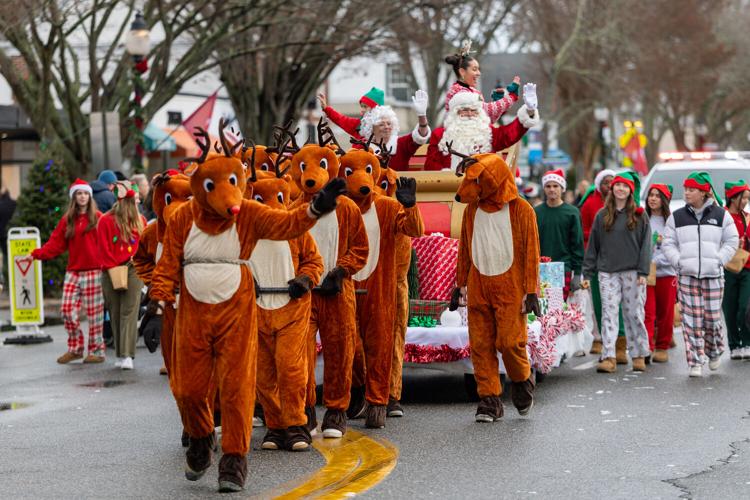 Santa Arrives in East Hampton Community News 27east com