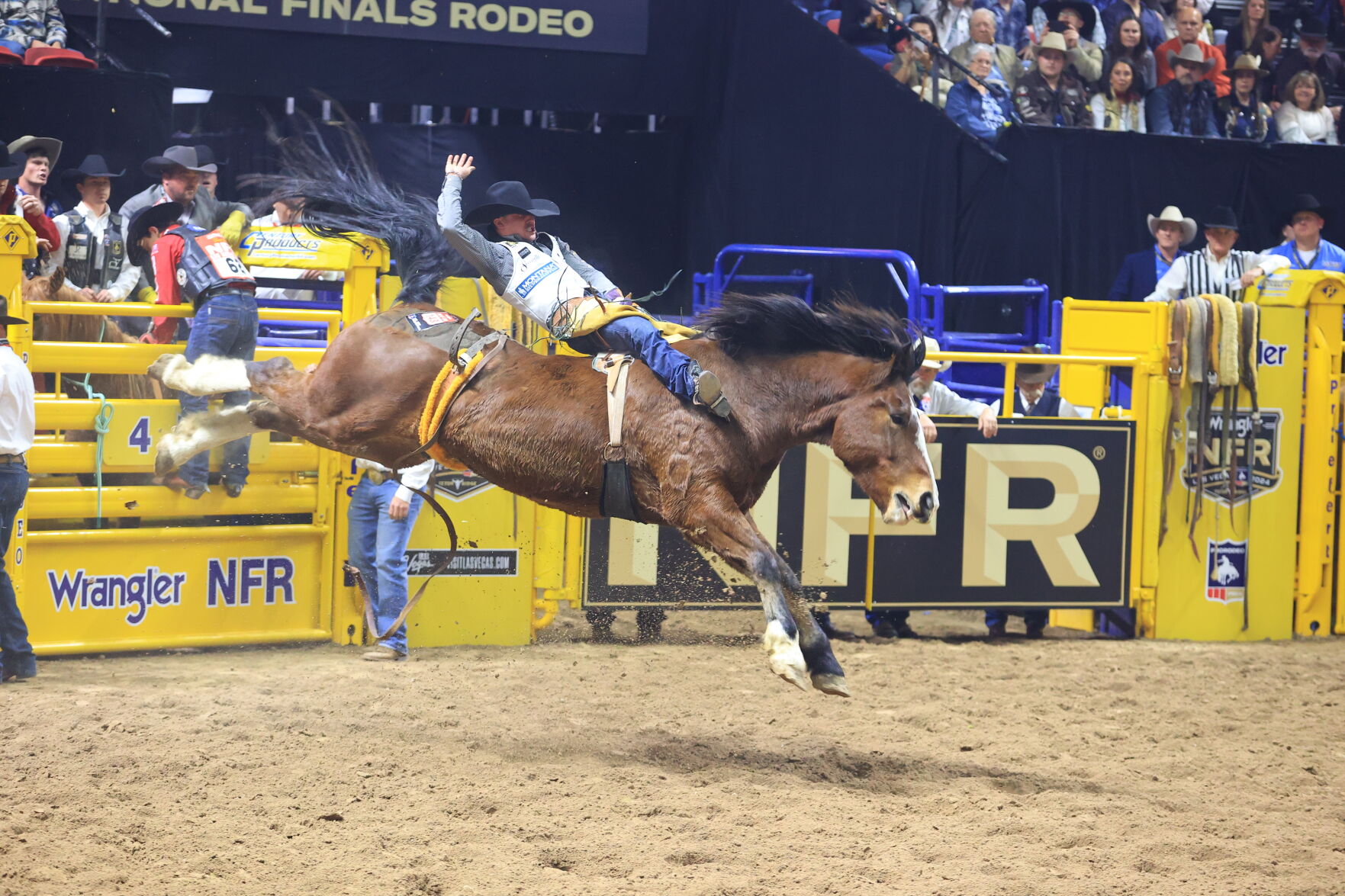 Columbus' Weston Timberman scores Round 1 NFR bareback win