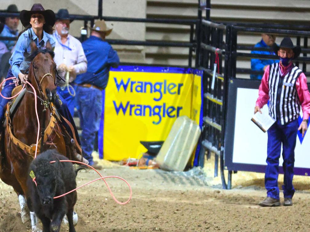 National Finals Rodeo Volborg S Joey Williams Wins Two Rounds Of Breakaway Roping Rodeo 406mtsports Com