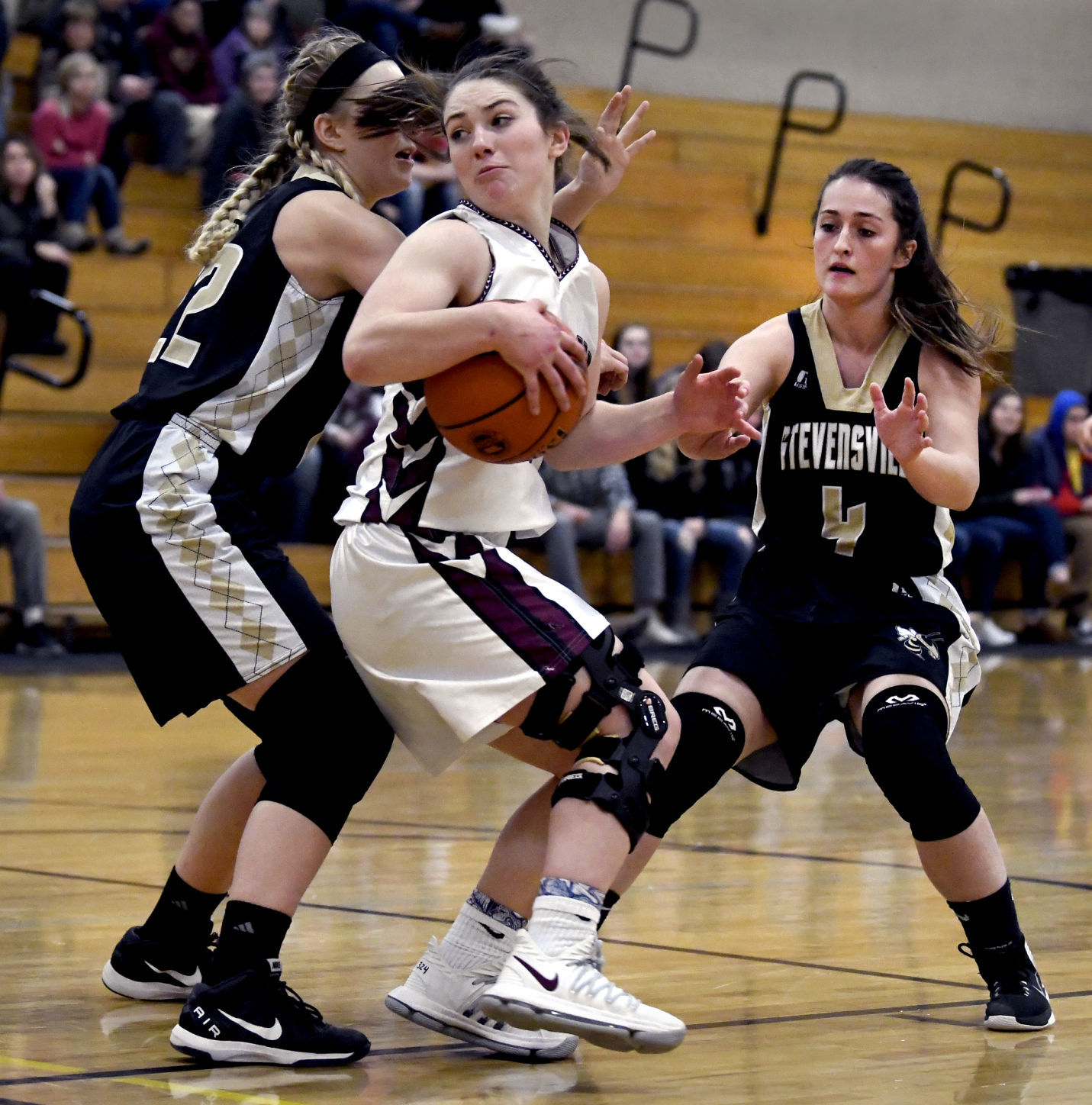 Bend the knee: Danielle Zahn powers unbeaten Falcons, Florence
