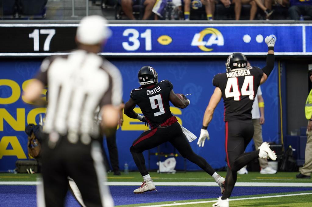 Atlanta Falcons linebacker Troy Andersen (44) works during the second half  of an NFL football game against the Cleveland Browns, Sunday, Oct. 2, 2022,  in Atlanta. The Atlanta Falcons won 23-20. (AP Photo/Danny Karnik Stock  Photo - Alamy