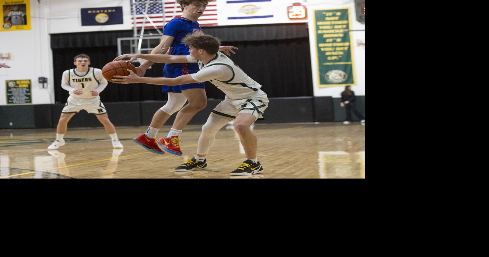 High school boys basketball rankings: Minimal changes except in Class C after chalky week