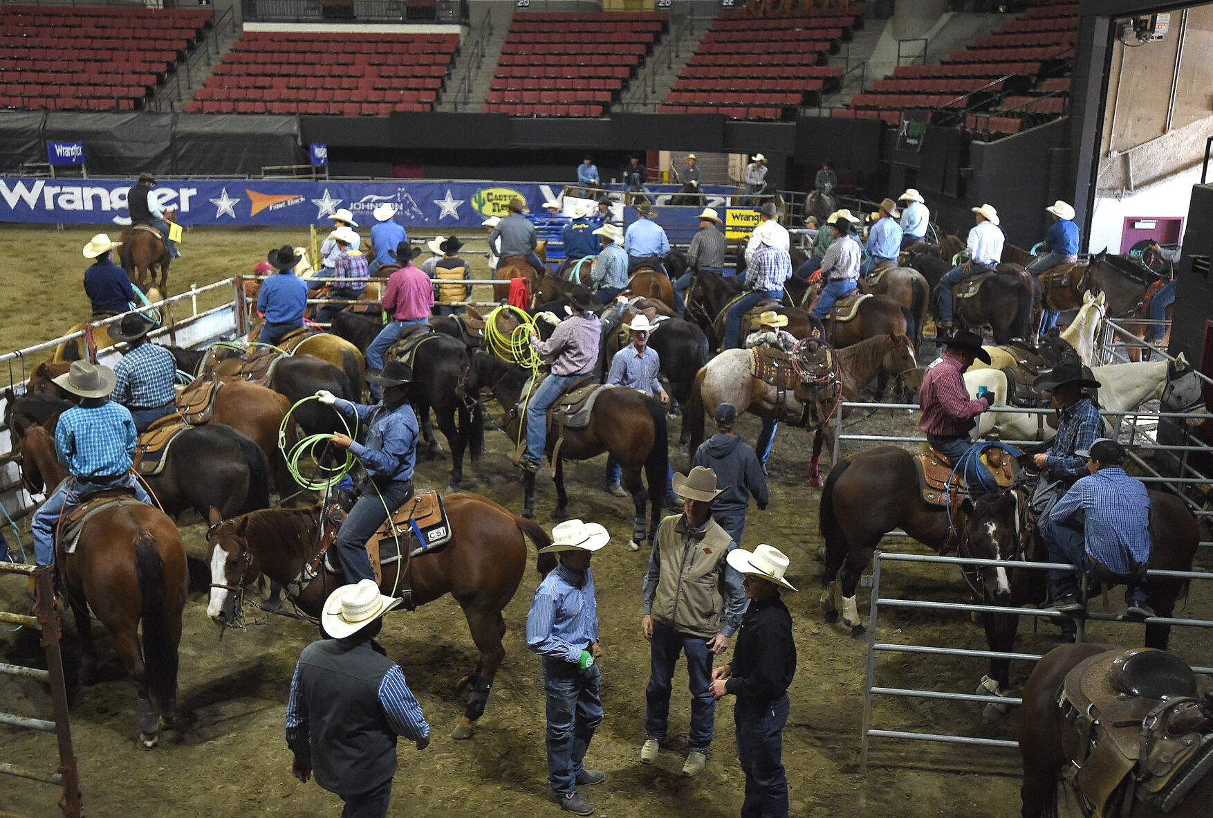 Team Ropers Compete In The Wrangler Roping Finals