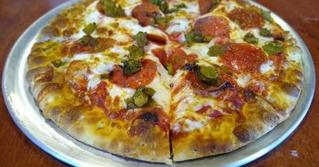 Estos lugares en Albuquerque son conocidos por su pizza de chile verde  Cosas para hacer