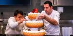 食用のロボットウエディングケーキに取り組んでいる2人の男性