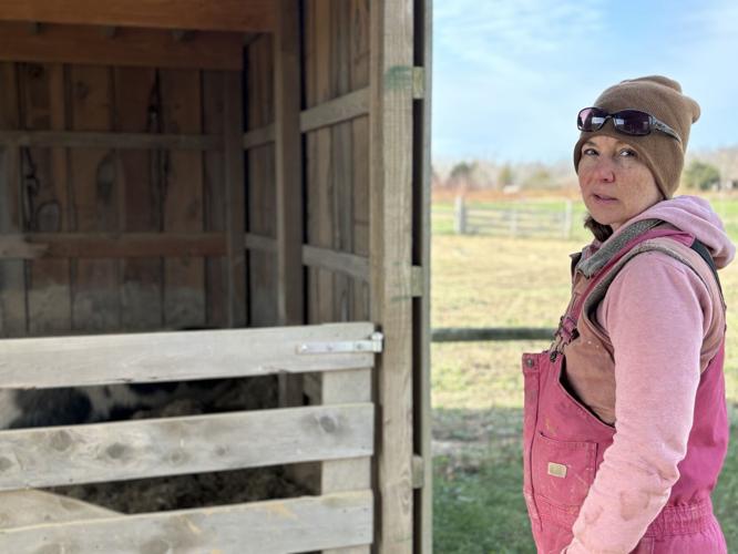 Jennifer_Duensing_in_front_of_pig_pen.jpg