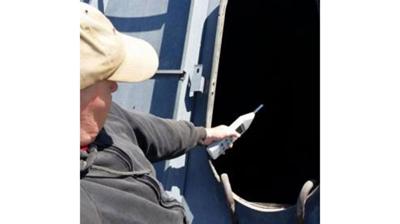 Checking grain conditions with a handheld CO2 monitor