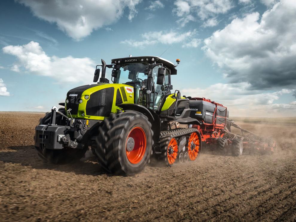 CLAAS introduces new tractor with frontwheel/reartrack design