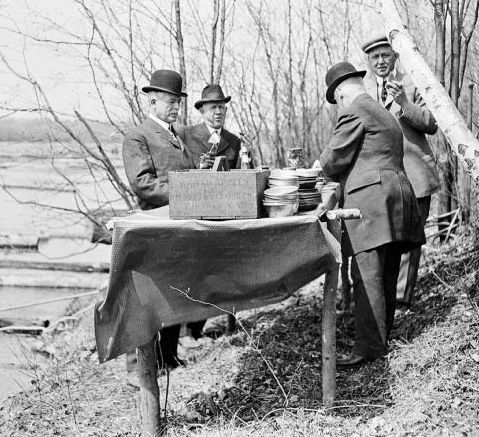 Travelers eat apples