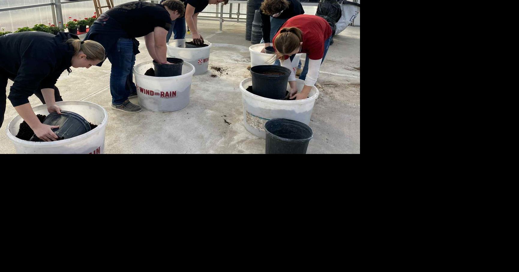 Trio of seniors provides leadership for Litchfield FFA