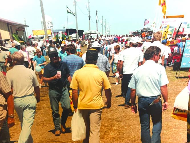 Farmfest Buss passing (9) - worked.jpg