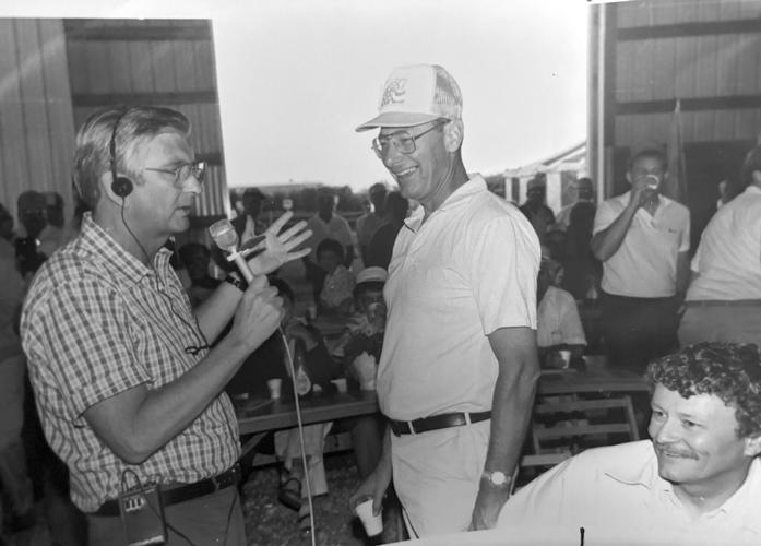 Farmfest Buss passing (7) - worked.jpg