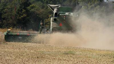 ESE-dusty-combine-at-harvest