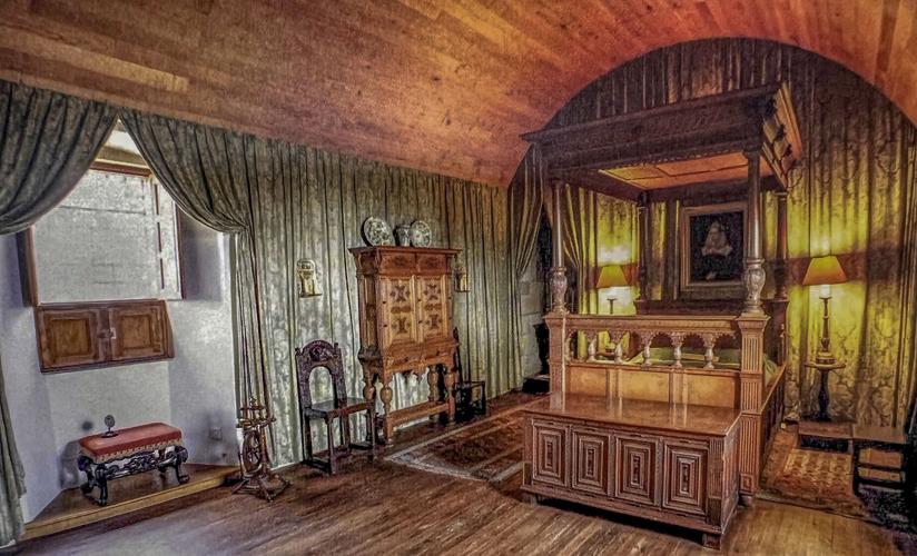 Falkland queen room