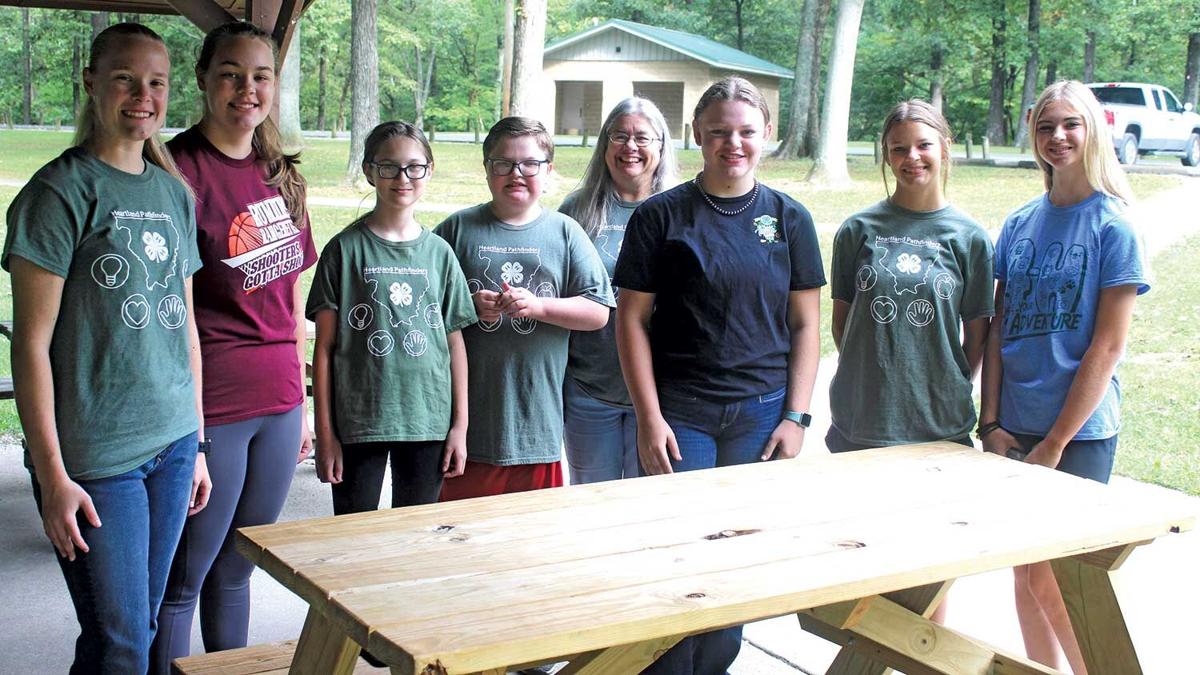 4-Hers-around-picnic-table