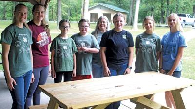 4-Hers-around-picnic-table