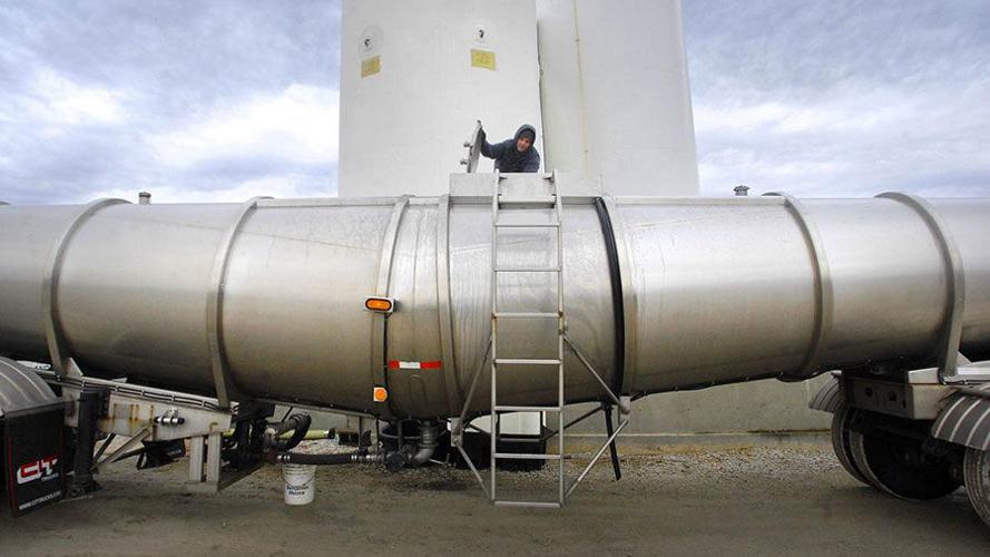 loads a tank truck with fertilizer