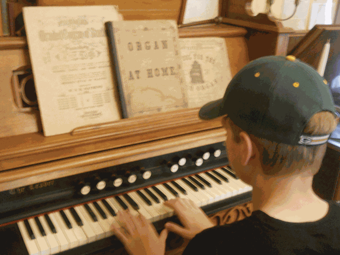 kid pump organ