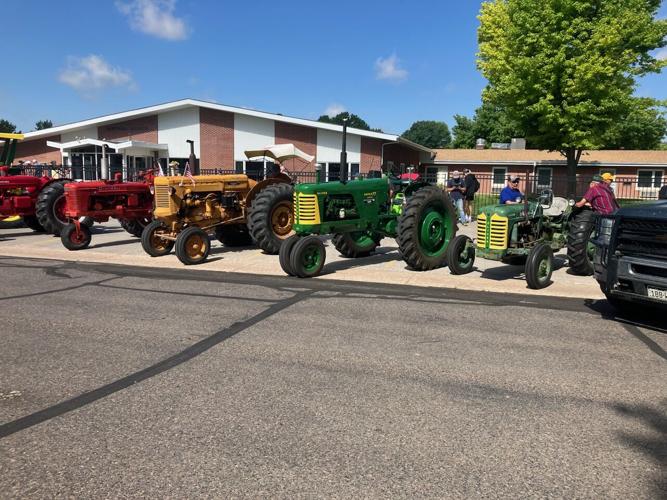 Antique tractor group 6.jpg